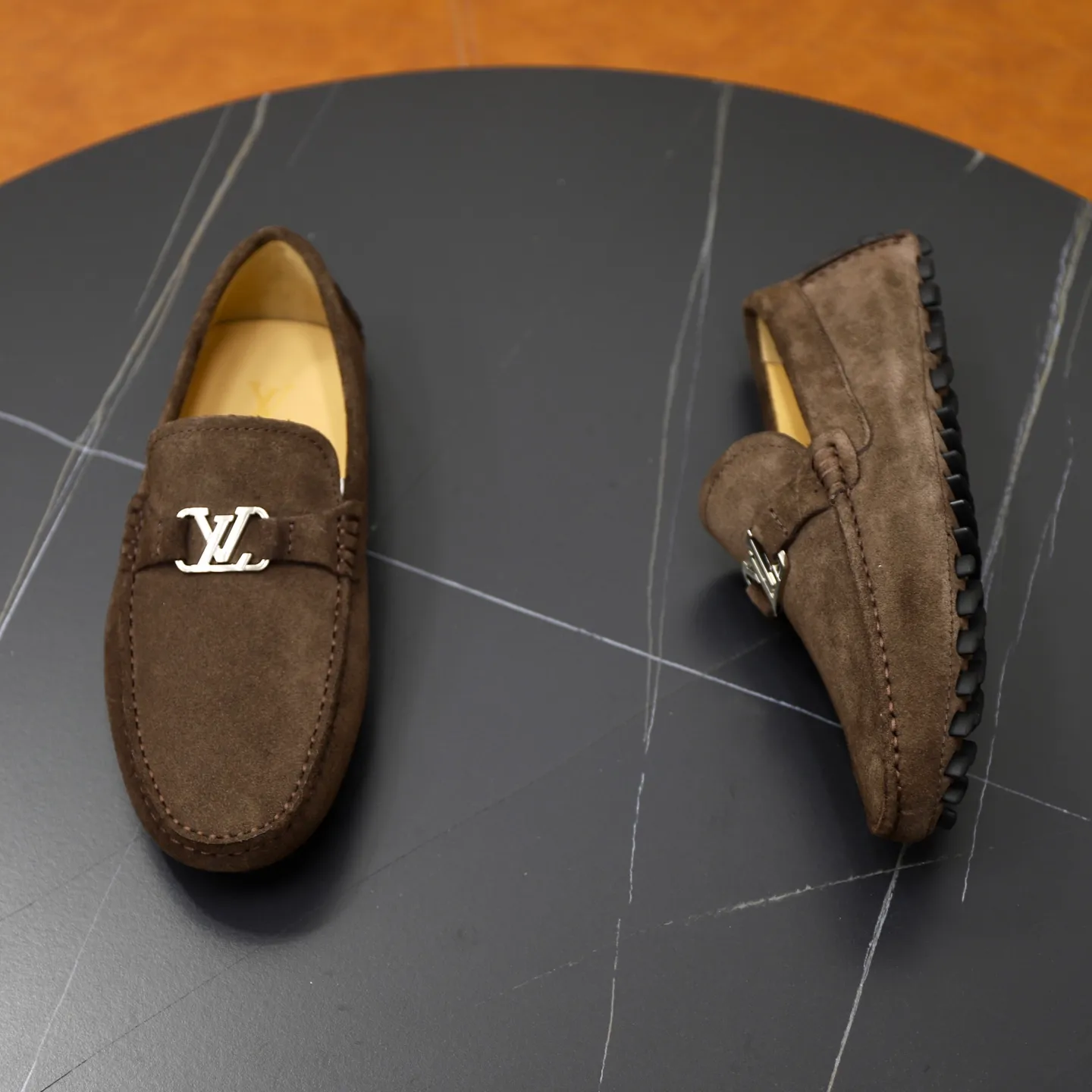 Ex-factory price: 480💰【LV】Louis Vuitton ⚠️High-end men’s driving and pedal series ⚠️38-44 (customized for 45) ⚠️All original cowhide leather! Thick and soft! Made entirely of calfskin lining! The latest non-slip beanie sole! Three-dimensional package technology! Fashionable and classic! Handicrafts! Original high quality! Feel free to compare!